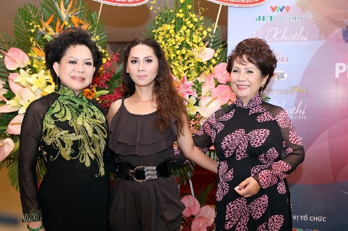 Giao Linh cùng Phương Dung và ca sĩ Phương Vy tại buổi gặp gỡ báo chí. Giao Linh cùng Phương Dung và ca sĩ Phương Vy tại buổi gặp gỡ báo chí.