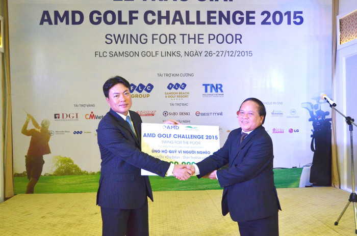 Ông Nguyễn Tiến Đức, CTHĐ Quản trị AMD Group trao tiền ủng hộ Qũy vì người nghèo huyện Yên Định cho ông Lưu Vũ Lâm, Chủ tịch UBND huyện