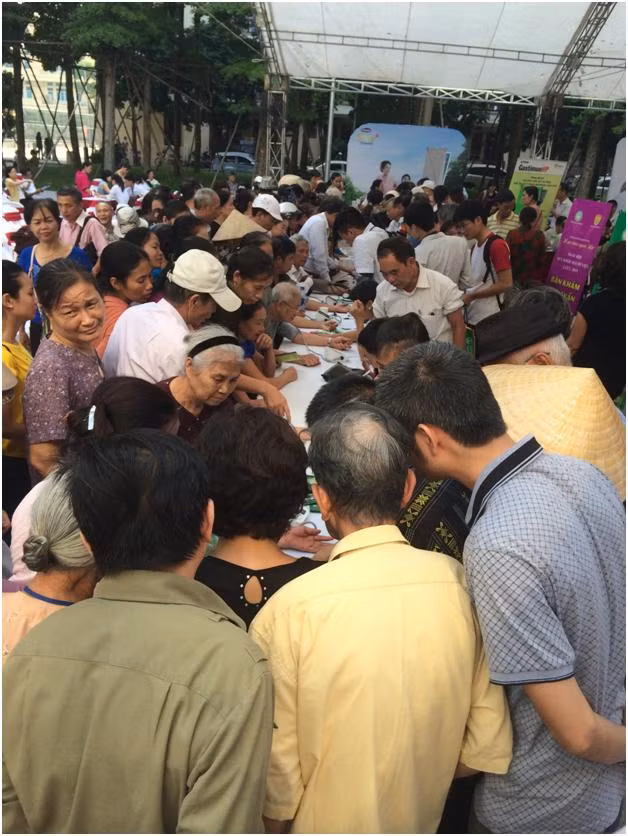 Chen chân chờ tới lượt khám