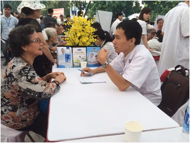 BS đang tư vấn về chế độ dinh dưỡng cho người tham gia sự kiện