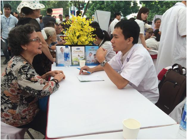 BS đang tư vấn về chế độ dinh dưỡng cho người tham gia sự kiện BS đang tư vấn về chế độ dinh dưỡng cho người tham gia sự kiện