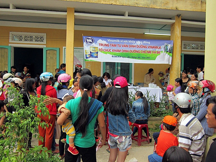 Các ông bố và bà mẹ háo hức chờ đợi đến lượt con mình được bác sĩ Vinamilk khám và tư vấn dinh dưỡng