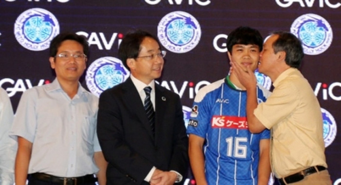 Bầu Đức thơm má Công trong ngày ký hợp đồng (ảnh Báo Bóng Đá) Bầu Đức thơm má Công trong ngày ký hợp đồng (ảnh Báo Bóng Đá)