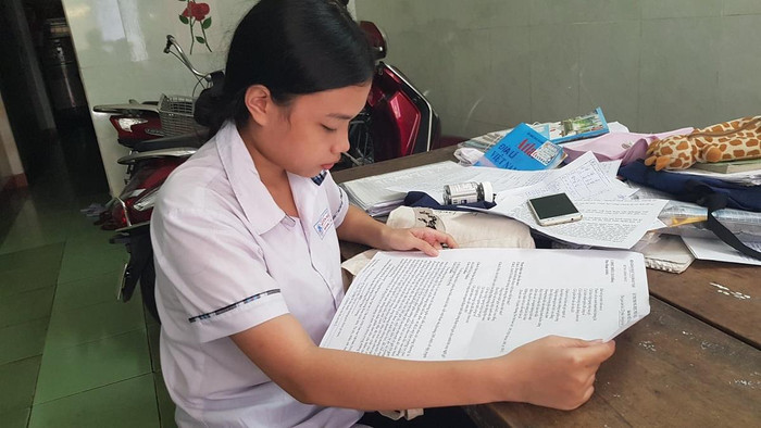 Cô nữ sinh xứ Huế đã vượt lên trên nghịch cảnh để học tập tốt. Ảnh: QT Cô nữ sinh xứ Huế đã vượt lên trên nghịch cảnh để học tập tốt. Ảnh: QT