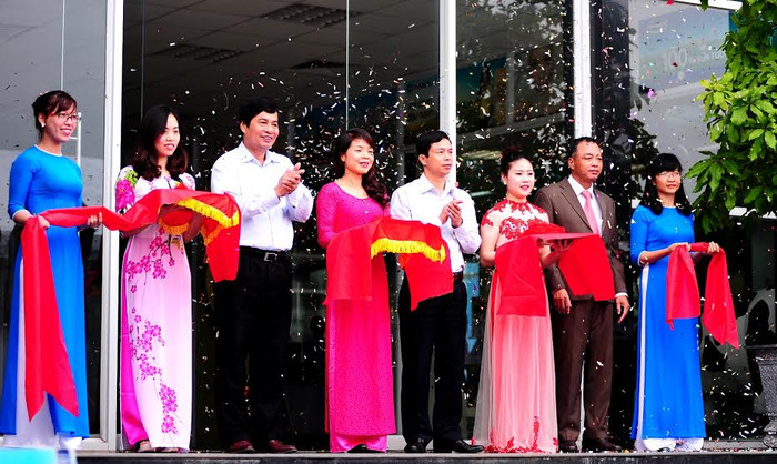 Lễ cắt băng khai trương điểm bán hàng “Tự hào hàng Việt Nam” tại cửa hàng Vinamilk, số 4 Đại lộ Lê Nin, Nghệ An (Ảnh Anh Tuấn) Lễ cắt băng khai trương điểm bán hàng “Tự hào hàng Việt Nam” tại cửa hàng Vinamilk, số 4 Đại lộ Lê Nin, Nghệ An (Ảnh Anh Tuấn)