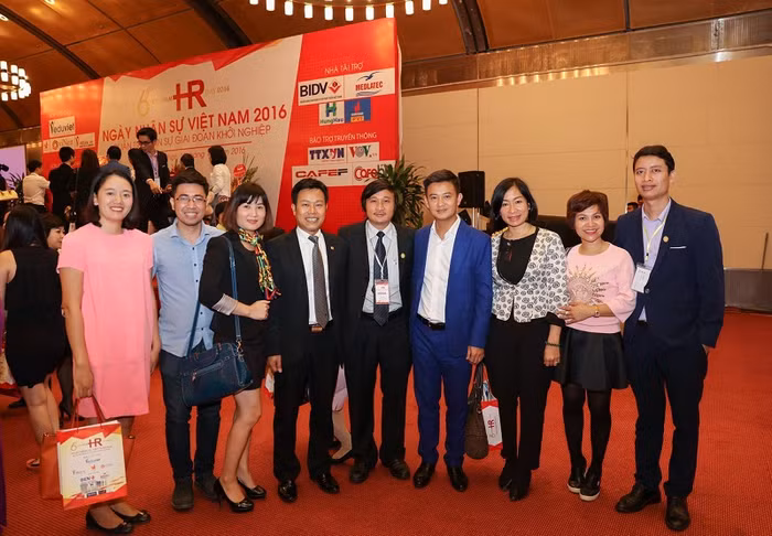 PGS.Lê Quân - Trưởng ban tổ chức Ngày nhân sự Việt Nam (đứng thứ 4 từ trái qua phải) chụp ảnh kỉ niệm cùng các đại biểu doanh nhân (Ảnh nhân vật cung cấp)