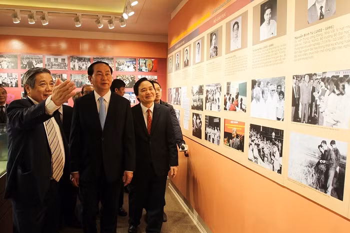 Chủ tịch nước thăm Phòng truyền thống Giáo dục Việt Nam (Ảnh: Xuân Trung)