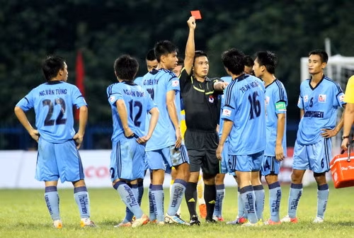 Trọng tài Hoàng Ngọc Hà (áo đen) phạt thẻ đỏ cầu thủ Trần Đại Nghĩa của U.21 Than Quảng Ninh - Ảnh: Khả Hòa