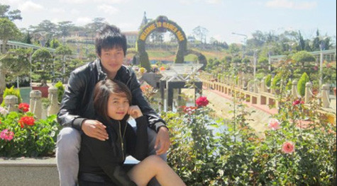 Xuân Hiếu hạnh phúc bên bạn gái. Xuân Hiếu hạnh phúc bên bạn gái.