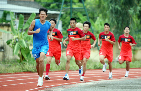 Các cầu thủ quyết tâm, đua nhau trên sân tập... Ảnh: Gia Khánh