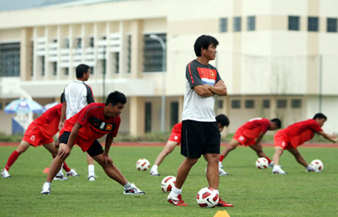 ... HLV Phan Thanh Hùng vừa vui nhưng cũng gặp nhiều khó khăn trong việc chọn lựa. Ảnh: Gia Khánh