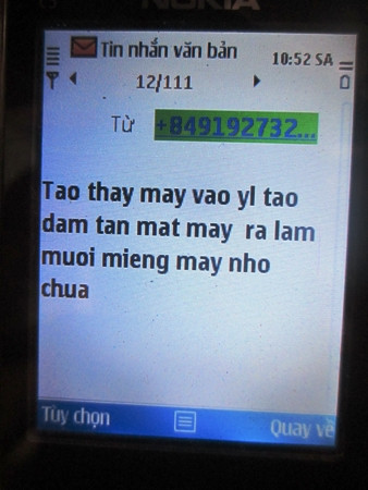 Chị Ngọc thường xuyên bị những tin nhắn như thế này đe dọa... Chị Ngọc thường xuyên bị những tin nhắn như thế này đe dọa...