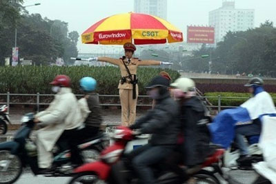 Tính đến thời điểm hiện tại, Hà Nội có 15 chốt giao thông có nữ CSGT làm nhiệm vụ vào giờ cao điểm. Tính đến thời điểm hiện tại, Hà Nội có 15 chốt giao thông có nữ CSGT làm nhiệm vụ vào giờ cao điểm.