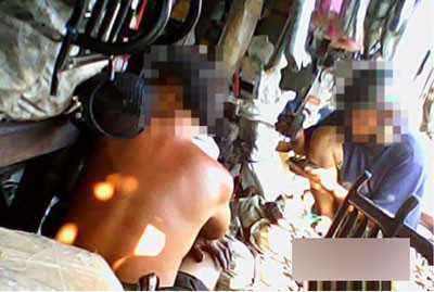 Cuộc mua bán các loại phụ tùng được tháo rã từng món từ xe cũ diễn ra ở tiệm của bà Hoa. Ảnh: Công Hà Cuộc mua bán các loại phụ tùng được tháo rã từng món từ xe cũ diễn ra ở tiệm của bà Hoa. Ảnh: Công Hà