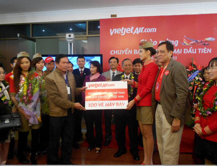 Cũng nhân dịp này, hãng hàng không tư nhân giá rẻ này trao tặng hiệp hội thể thao, hội khuyết tật Việt Nam 100 vé máy bay.