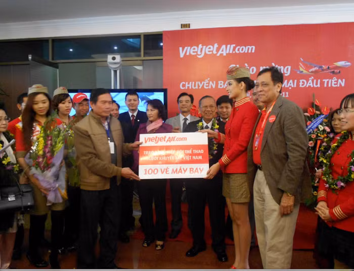Cũng nhân dịp này, hãng hàng không tư nhân giá rẻ này trao tặng hiệp hội thể thao, hội khuyết tật Việt Nam 100 vé máy bay.
