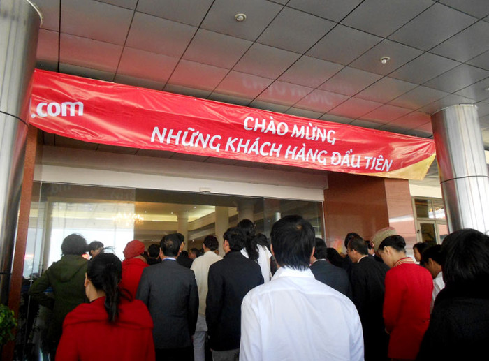 Những hành khách đầu tiên đã đặt chân xuống mặt đất an toàn.