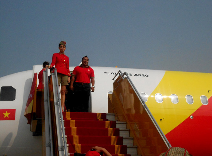 Trên chuyến bay này, đội bay VietJetAir đã đem lại một không khí thật vui tươi với sự xuất hiện của nghệ sĩ hài – diễn viên Hiếu Hiền và Hoa hậu Mai Phương Thúy.