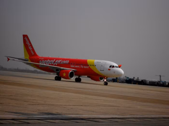 Chuyến bay thương mại đầu tiên của VietJetAir chính thức cất cánh lúc 9h30’ hôm nay tại sân bay Tân Sơn Nhất và hạ cánh lúc 11h05 tại sân bay Nội Bài
