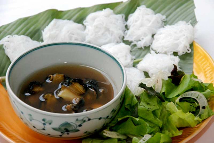 Các quán bún ốc đặc biệt đông khách những đợt sau Tết. Những ngày đầu xuân, tiết trời ấm áp hơn, bên cạnh những tô bún nóng hôi hổi, nhiều người lại thích cái vị thanh tao mát mẻ của những bát bún ốc nguội. Món ăn này cũng làm nên một phần văn hóa ẩm thực của chốn Kinh kỳ.