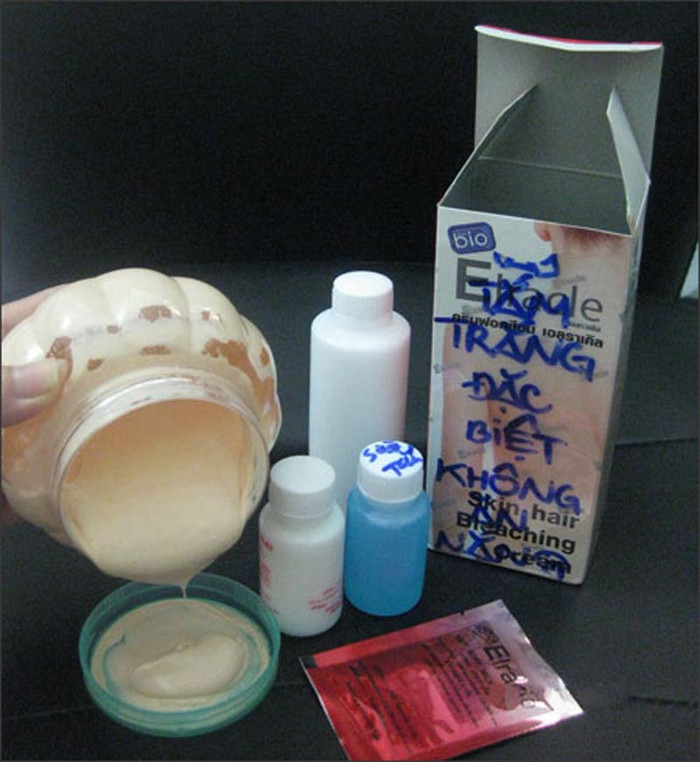 Hiện nay, hàng loạt các loại kem tẩy pha trộn không rõ nguồn gốc được bày bán công khai tại các chợ. Khách hàng có thể dễ dàng mua các loại “kem tẩy tế bào chết đặc biệt không rát da, không ăn nắng”, “kem tẩy tế bào chết cấp tốc”, “cát tẩy sạch tế bào chết”... giá chỉ vài chục ngàn đồng/hộp tại các sạp mỹ phẩm ở chợ Tân Bình (Q.Tân Bình, TP.HCM).