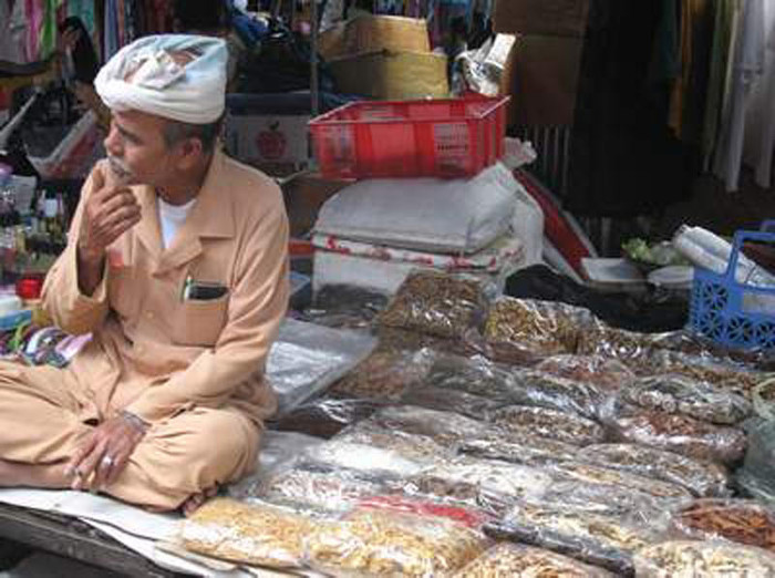 3. Chữa bệnh, bán thuốc lang băm. Sau một màn dạo đầu bằng cách xem tiền vận, hậu vận vô thưởng vô phạt, gã “thầy bói” ngồi bệt trên chiếc chiếu rách ở các khu chợ cũng đi vào mục đích chính. Bằng bàn tay thô ráp, sần sùi, "thầy" bấm mạnh xuống nơi cổ tay của khách rồi chép miệng, lắc đầu: “Người em rất mát, sức khỏe tốt, song chỉ có điều gan em nóng. Bệnh này cần phải trị gấp, nếu không sẽ ảnh hưởng đến thần kinh và sẽ kém… về khoản ấy. Thôi, để thầy cắt cho mấy thang thuốc, uống vào là em sẽ ăn được, ngủ được, bộ máy “đàn ông” sẽ làm việc hết công suất”.