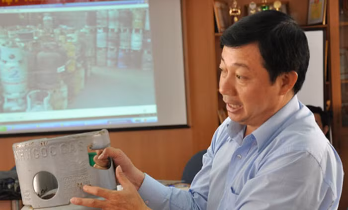 Dưới đây là những dấu hiệu nhận biết 1 bình gas thật và gas sang chiết trái phép: 1. Thông thường với một vỏ bình đúng tiêu chuẩn sẽ có chữ khắc nổi của thương hiệu trên vỏ. Bên trong có chữ xác nhận, thân bình gas được dập bằng khuôn thép. Sau đó vỏ được đem đi kiểm định cũng như thử áp lực... rồi mới có thể chứa gas bán ra thị trường. Giá mỗi chiếc bình loại 12 kg khoảng 600 nghìn đồng. Chính vì chi phí cao nên việc làm giả vỏ bình vẫn xảy ra lâu nay. (Ảnh chụp: Mẫu vỏ bình gas của Công ty Ánh Ngọc Gas được sản xuất bởi Công ty Đông Phương).