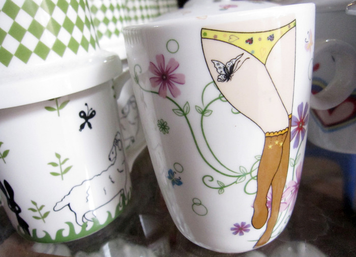 Không chỉ được bày bán tràn lan, những sản phẩm với các hình ảnh “sexy” made in Trung Quốc cũng được bày bán công khai. Tuy nhiên, khi khách muốn chụp ảnh, các chủ cửa hàng đều rất cảnh giác, xua đuổi.