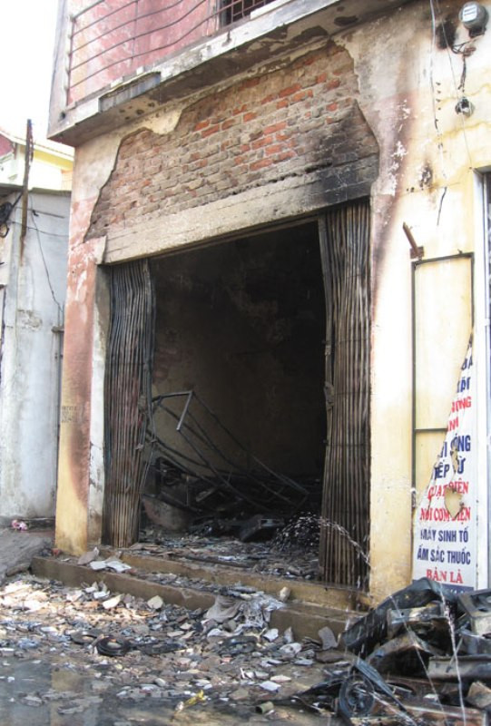 Vụ nổ ga ở Tạ Quang Bửu (Hà Nội) mới xảy ra chưa lâu khiến người tiêu dùng chưa hết sợ hãi thì chủ nhật vừa qua (ngày 11/12), một vụ nổ ga mới kinh hoàng hơn lại tái diễn ở Từ Liêm (Hà Nội).