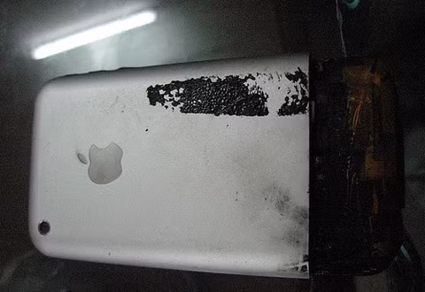 Mặc dù, anh Huân luôn khẳng định chiếc iPhone 2G của mình là hàng chính hãng, nhưng nhiều thành viên khác của Vozforum tỏ ý nghi ngờ. Dựa vào những bức ảnh chụp chiếc iPhone bị cháy đen, nhất là những tấm hình có chụp nắp sau của máy, họ cho rằng đây là điện thoại nhái, vì nắp sau của điện thoại bị nổ không có các dòng chữ ghi series, nguồn gốc xuất xứ như điện thoại iPhone 2G chính hãng.