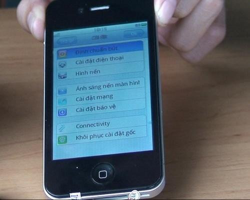 Tuy nhiên, sau hàng loạt vụ nổ pin điện thoại, người tiêu dùng đã cảnh giác hơn với hàng công nghệ kém chất lượng. Bằng chứng là hiện nay, số lượng khách hàng chi tiền để tậu những chiếc iPhone xịn gia tăng đột biến. Không những thế, thay vì dùng hàng nhái, hàng giả rẻ tiền, họ chuyển sang dùng hàng chính hãng bình dân. Tuy nhiên, sau hàng loạt vụ nổ pin điện thoại, người tiêu dùng đã cảnh giác hơn với hàng công nghệ kém chất lượng. Bằng chứng là hiện nay, số lượng khách hàng chi tiền để tậu những chiếc iPhone xịn gia tăng đột biến. Không những thế, thay vì dùng hàng nhái, hàng giả rẻ tiền, họ chuyển sang dùng hàng chính hãng bình dân.