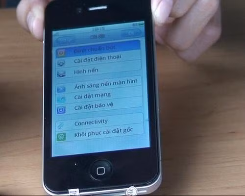 Tuy nhiên, sau hàng loạt vụ nổ pin điện thoại, người tiêu dùng đã cảnh giác hơn với hàng công nghệ kém chất lượng. Bằng chứng là hiện nay, số lượng khách hàng chi tiền để tậu những chiếc iPhone xịn gia tăng đột biến. Không những thế, thay vì dùng hàng nhái, hàng giả rẻ tiền, họ chuyển sang dùng hàng chính hãng bình dân.