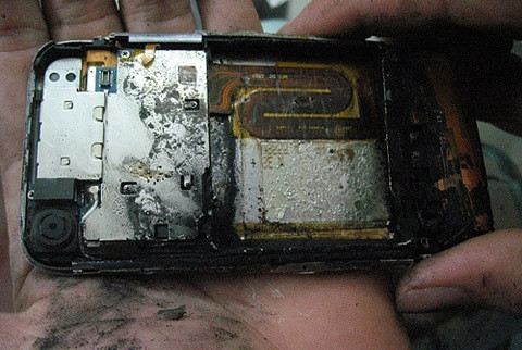 5. Pin điện thoại phát nổ, cảnh giác với hàng nhái, hàng giả. Cách đây không lâu, chiếc điện thoại iPhone 2G của anh Quang Huân (có tài khoản aerosmith trên diễn đàn Vozforum) phát nổ trên bàn làm việc, gây xôn xao các diễn đàn mạng. Nguyên nhân ban ban đầu được xác định là do "rò rỉ khí Lithium làm chập mạch hai cực của pin". 5. Pin điện thoại phát nổ, cảnh giác với hàng nhái, hàng giả. Cách đây không lâu, chiếc điện thoại iPhone 2G của anh Quang Huân (có tài khoản aerosmith trên diễn đàn Vozforum) phát nổ trên bàn làm việc, gây xôn xao các diễn đàn mạng. Nguyên nhân ban ban đầu được xác định là do "rò rỉ khí Lithium làm chập mạch hai cực của pin".