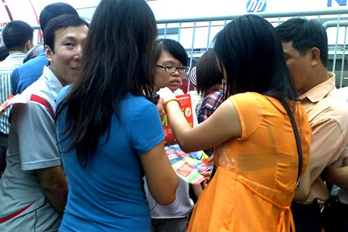 Khách hàng đủ lứa tuổi khác nhau, người trẻ, người già, thậm chí "bà bầu" cũng đến "phục" để mua được hàng giá ưu đãi. (Ảnh: VNE) Khách hàng đủ lứa tuổi khác nhau, người trẻ, người già, thậm chí "bà bầu" cũng đến "phục" để mua được hàng giá ưu đãi. (Ảnh: VNE)