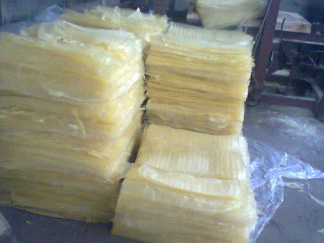 Miến Dương Liễu thường có hai loại: miến mộc và miến vàng. Miến mộc không sử dụng thuốc tím để tẩy nên có màu xám đục còn miến vàng là loại sau khi tẩy trắng người làm sẽ nhuộm vàng cho miến bằng bột màu thực phẩm. Miến Dương Liễu thường có hai loại: miến mộc và miến vàng. Miến mộc không sử dụng thuốc tím để tẩy nên có màu xám đục còn miến vàng là loại sau khi tẩy trắng người làm sẽ nhuộm vàng cho miến bằng bột màu thực phẩm.