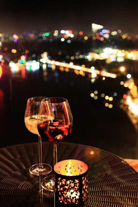 Khi màn đêm buông xuống, từ Summit Lounge, hồ Tây hiện ra như một mặt gương lớn phản chiếu muôn sắc màu của một Hà Nội trẻ trung hơn, hiện đại hơn. Con đường Thanh Niên lung linh rẽ màn gương tím huyền của hồ Tây dẫn tầm mắt tới một Hà Nội sáng bừng nơi chân trời. Khi màn đêm buông xuống, từ Summit Lounge, hồ Tây hiện ra như một mặt gương lớn phản chiếu muôn sắc màu của một Hà Nội trẻ trung hơn, hiện đại hơn. Con đường Thanh Niên lung linh rẽ màn gương tím huyền của hồ Tây dẫn tầm mắt tới một Hà Nội sáng bừng nơi chân trời.