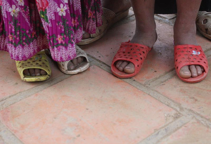 Đông đã đến, mới chập tối mà ở bản Đá Đỏ đã lạnh run người, vậy mà các em không có tất chân và phải đi những đôi dép cọc cạch Đông đã đến, mới chập tối mà ở bản Đá Đỏ đã lạnh run người, vậy mà các em không có tất chân và phải đi những đôi dép cọc cạch