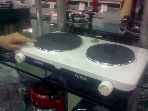 Bếp điện tiện hơn bếp từ vì sử dụng được tất cả mọi loại nồi nhưng khi nấu, phần thân bếp cháy đỏ nên để đảm bảo sự an toàn., nhiều người vẫn thích bếp từ hơn. Bếp điện tiện hơn bếp từ vì sử dụng được tất cả mọi loại nồi nhưng khi nấu, phần thân bếp cháy đỏ nên để đảm bảo sự an toàn., nhiều người vẫn thích bếp từ hơn.