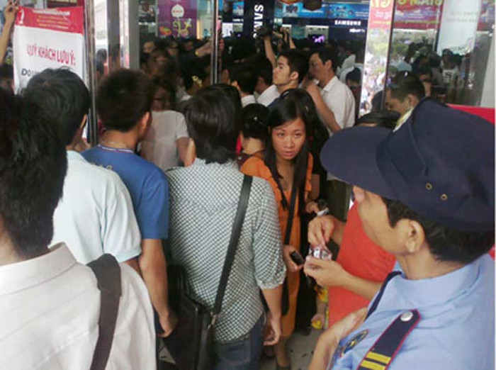 Nhích từng centimet để xô nhau vào bên trong siêu thị mua hàng. (Ảnh: ICTnews) Nhích từng centimet để xô nhau vào bên trong siêu thị mua hàng. (Ảnh: ICTnews)