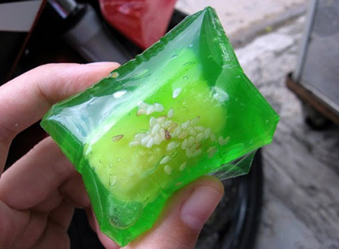 Bánh xu xê có thể có màu xanh hoặc đỏ tùy sở thích của gia chủ đặt hàng.