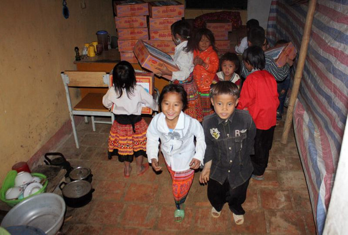 Các em hào hứng mang đồ được nhận vào phòng. Các em hào hứng mang đồ được nhận vào phòng.