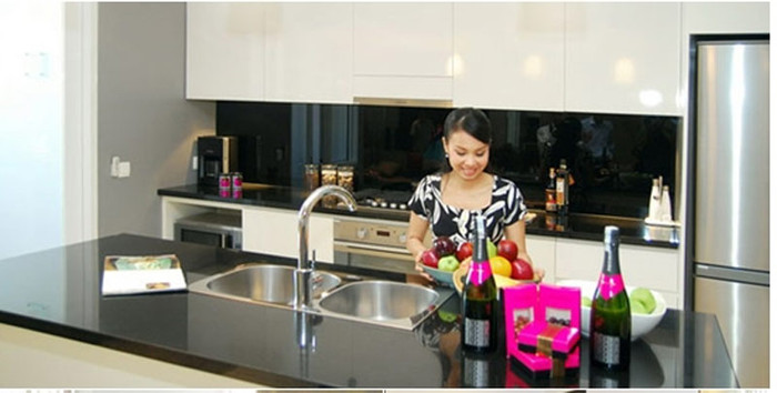 Căn hộ cao cấp của gia đình chị Tư Cẩm Ly tại Sunrise City có diện tích gần 400 m2, rộng rãi tiện nghi. Sau mỗi đêm diễn, đây là nơi chị trở về với vai trò là một người phụ nữ đảm đang.