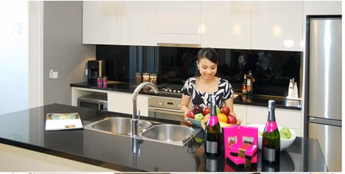 Căn hộ cao cấp của gia đình chị Tư Cẩm Ly tại Sunrise City có diện tích gần 400 m2, rộng rãi tiện nghi. Sau mỗi đêm diễn, đây là nơi chị trở về với vai trò là một người phụ nữ đảm đang.