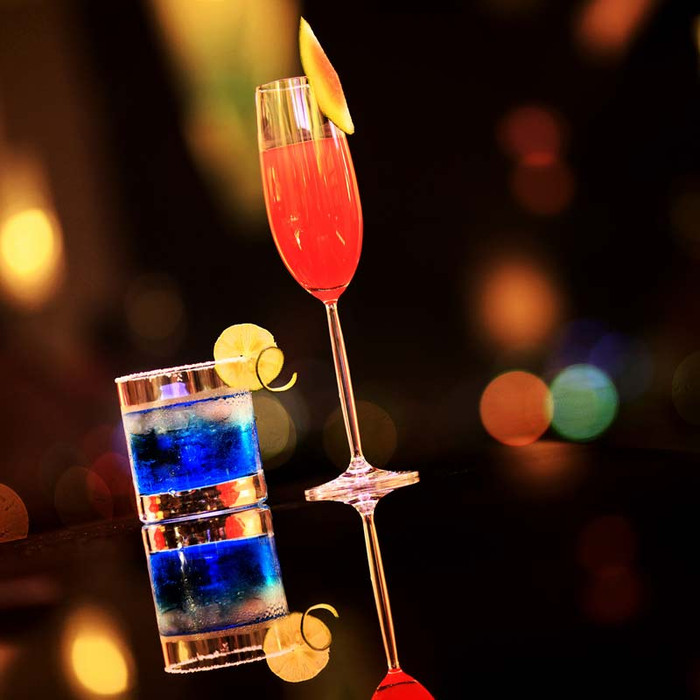 Mang ý nghĩa tượng trưng cho ánh đèn thành phố khi về đêm, cho những đêm pháo hoa rực rỡ, hay cho tinh thần trẻ trung của một quán bar hiện đại, những điểm chấm bi đặc trưng luôn thấp thoáng và là điểm nhấn xuyên suốt trong phong cách của Summit Lounge, từ không gian hư ảo của gương, tới mái vòm đặc biệt hay ánh nến nhảy nhót nơi góc quán. Mang ý nghĩa tượng trưng cho ánh đèn thành phố khi về đêm, cho những đêm pháo hoa rực rỡ, hay cho tinh thần trẻ trung của một quán bar hiện đại, những điểm chấm bi đặc trưng luôn thấp thoáng và là điểm nhấn xuyên suốt trong phong cách của Summit Lounge, từ không gian hư ảo của gương, tới mái vòm đặc biệt hay ánh nến nhảy nhót nơi góc quán.