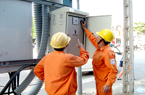 Thay vì tăng giá điện vào trước dịp Tết Nguyên đán, EVN nên tìm cách giảm chi phí tổn thất trên đường dây và cân nhắc, xem xét giảm lương nhân viên ở những vị trí không khó nhọc, độc hại. Thay vì tăng giá điện vào trước dịp Tết Nguyên đán, EVN nên tìm cách giảm chi phí tổn thất trên đường dây và cân nhắc, xem xét giảm lương nhân viên ở những vị trí không khó nhọc, độc hại.