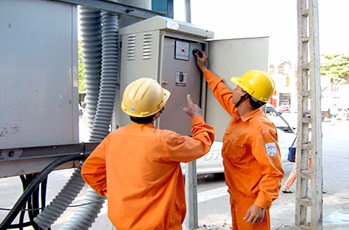 Thay vì tăng giá điện vào trước dịp Tết Nguyên đán, EVN nên tìm cách giảm chi phí tổn thất trên đường dây và cân nhắc, xem xét giảm lương nhân viên ở những vị trí không khó nhọc, độc hại.