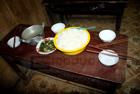 Sự xúc động trước những khó khăn của các em học sinh vùng cao đã tạo nên sợi dây liên kết giữa những người đi trong đoàn thiện nguyện ngày hôm đó. Sự xúc động trước những khó khăn của các em học sinh vùng cao đã tạo nên sợi dây liên kết giữa những người đi trong đoàn thiện nguyện ngày hôm đó.