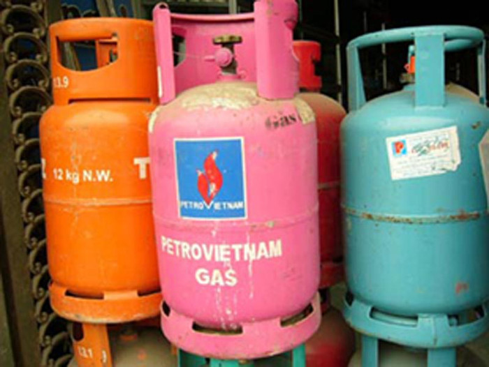 5. Theo thống kê (không chính thức) từ các công ty kinh doanh gas thì hiện tại gas giả – hay còn gọi là gas chiết nạp trái phép đang chiếm khoảng 30% sản lượng trên thị trường gas. Mặc dù Nhà nước đã có những quy định pháp luật về việc đảm bảo an toàn cho mỗi bình gas được tiêu thụ trên thị trường nhưng có không ít các đơn vị kinh doanh lậu vì lợi nhuận bất chính vẫn bất chấp nguy hiểm, thực hiện việc sang chiết trái phép, tráo đổi các phụ kiện rẻ tiền và sao chép vỏ bình của các thương hiệu gas lớn. 5. Theo thống kê (không chính thức) từ các công ty kinh doanh gas thì hiện tại gas giả – hay còn gọi là gas chiết nạp trái phép đang chiếm khoảng 30% sản lượng trên thị trường gas. Mặc dù Nhà nước đã có những quy định pháp luật về việc đảm bảo an toàn cho mỗi bình gas được tiêu thụ trên thị trường nhưng có không ít các đơn vị kinh doanh lậu vì lợi nhuận bất chính vẫn bất chấp nguy hiểm, thực hiện việc sang chiết trái phép, tráo đổi các phụ kiện rẻ tiền và sao chép vỏ bình của các thương hiệu gas lớn.