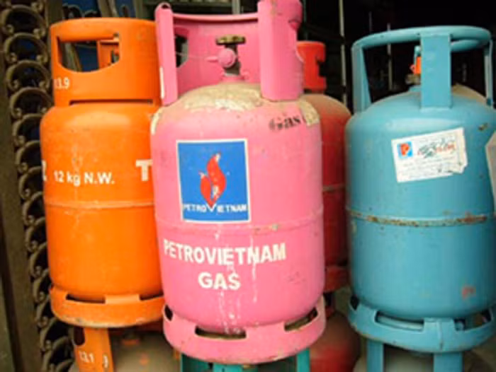 5. Theo thống kê (không chính thức) từ các công ty kinh doanh gas thì hiện tại gas giả – hay còn gọi là gas chiết nạp trái phép đang chiếm khoảng 30% sản lượng trên thị trường gas. Mặc dù Nhà nước đã có những quy định pháp luật về việc đảm bảo an toàn cho mỗi bình gas được tiêu thụ trên thị trường nhưng có không ít các đơn vị kinh doanh lậu vì lợi nhuận bất chính vẫn bất chấp nguy hiểm, thực hiện việc sang chiết trái phép, tráo đổi các phụ kiện rẻ tiền và sao chép vỏ bình của các thương hiệu gas lớn.