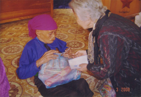 Bị ung thư, cắt toàn bộ phần ngực bên phải, tuổi cao, sức yếu nhưng bà Chi vẫn không quản ngại: Còn sức ngày nào, tôi còn muốn cứu giúp đồng bào tôi ngày ấy.